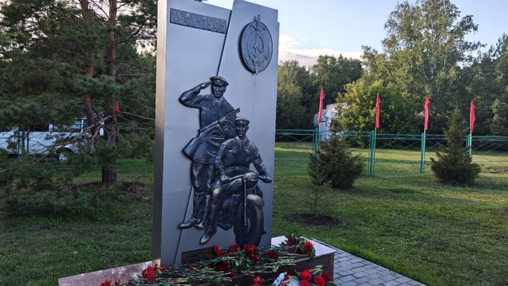 В Чернолучье открыли обелиск сотрудникам органов внутренних дел