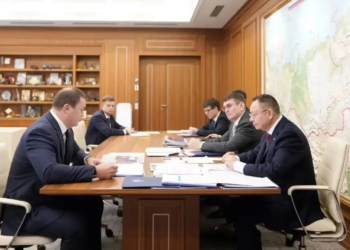 Губернатор Омской области и глава Минстроя РФ обсудили развитие жилищной сферы региона Фото: Минстрой РФ