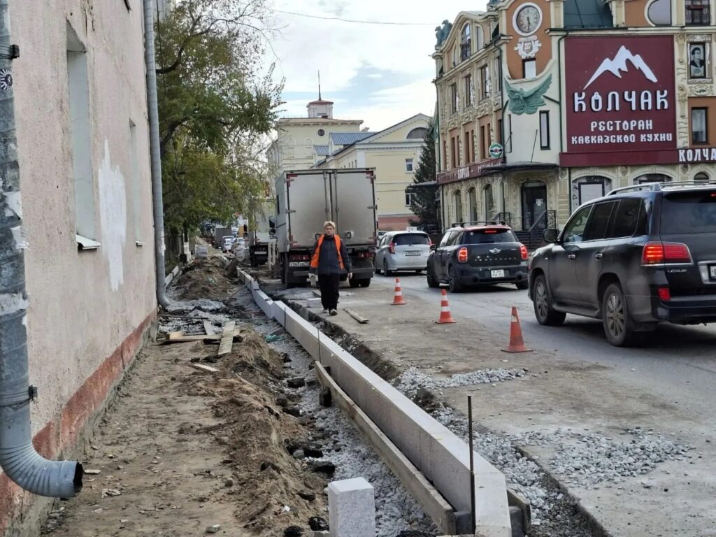 Подходы к площади Бухгольца в Омске мостят сибирским гранитом