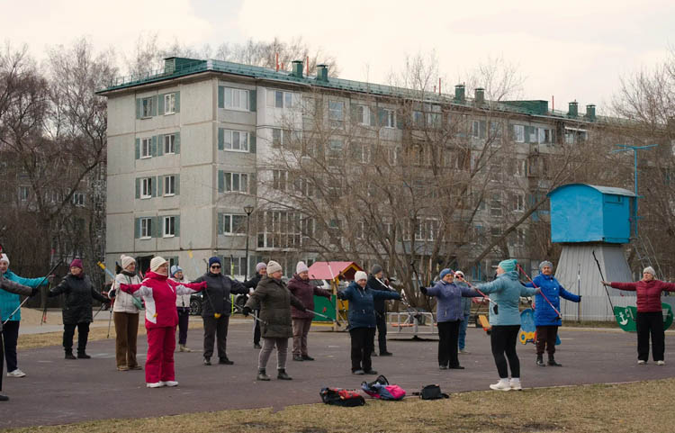 Палки в руки - и вперед! Как омский тренер вдохновляет пенсионеров забыть про возраст