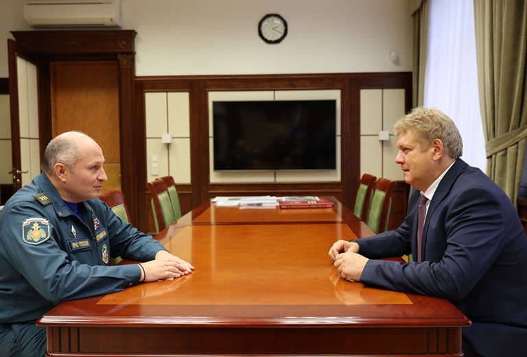 Александр Куренков передаст омским спасателям 16 единиц спецтехники Фото: sfo.gov.ru