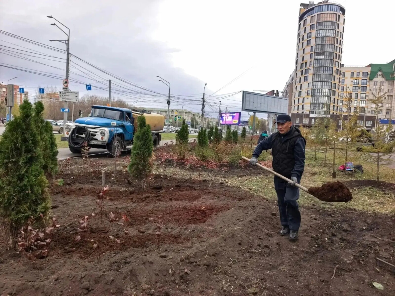 В Омске завершают благоустройство зеленой зоны «Бусины» на Жукова и Пушкина Фото: max.ru/shelest_sn