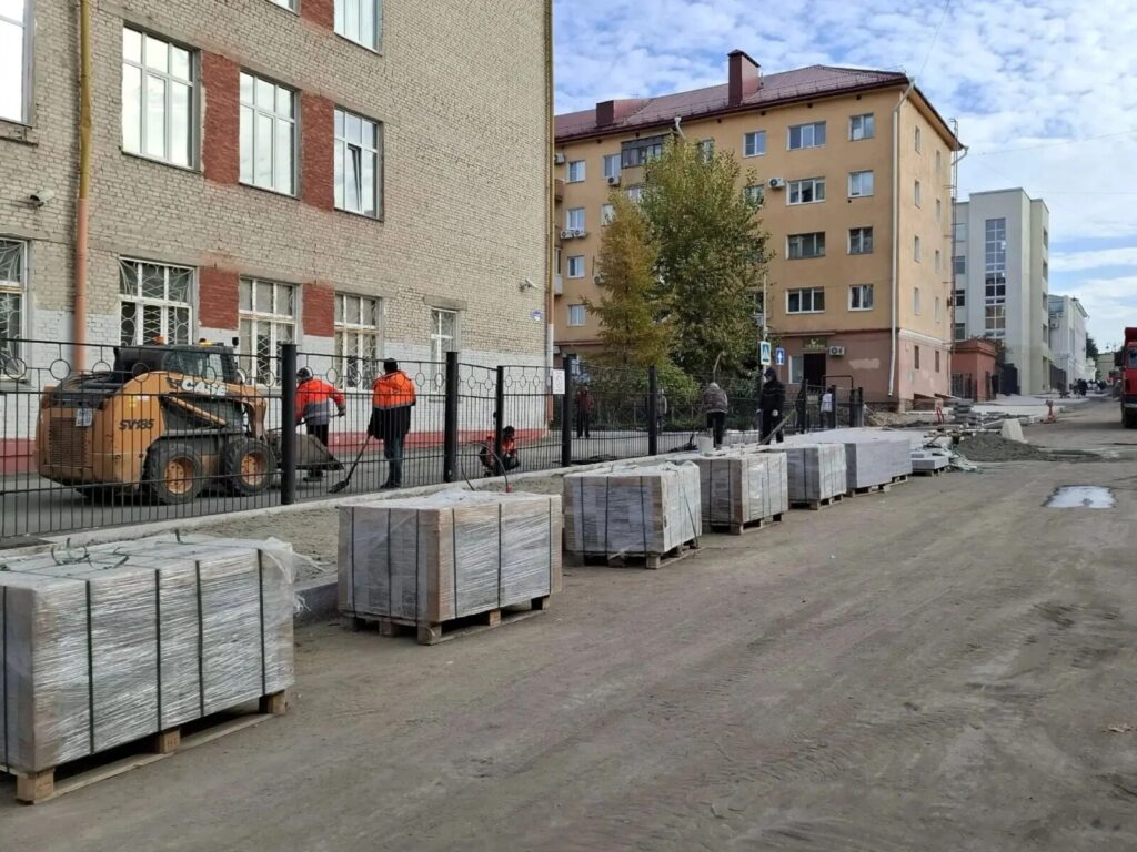 Подходы к площади Бухгольца в Омске мостят сибирским гранитом