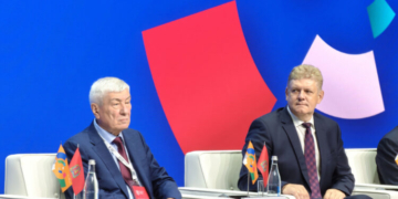 Анатолий Серышев встретился с финалистами Международной олимпиады в Красноярске Фото: sfo.gov.ru
